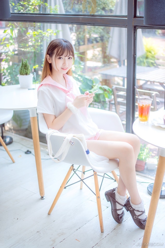 “诡计？”吕蒙翻了翻白眼，指了指周围道：“能有什么诡计？还是他们的人都在水底下埋伏着？这艘船吃水不深，里面就算有人，都不会超过十个，快去把船拖过来。”